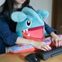 大きく口を開けた姿がキュート！『ポケモン』「フカマル」モチーフのPCクッション、予約開始