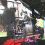 ステージ上にはレールドリーに乗った3Dカメラも設置され、ダイナミックな3Dライブ映像を迫力の大画面で楽しむことができる ステージ上にはレールドリーに乗った3Dカメラも設置され、ダイナミックな3Dライブ映像を迫力の大画面で楽しむことができる