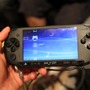 【gamescom 2011】Wi-Fiが省かれ軽量化された新型PSPを間近でチェック 