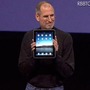 iPadを発表するスティーブ・ジョブズ