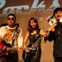【UBIDAY2012】ダイノジの二人が『ロックスミス』でギターの腕前を披露!? 美しすぎるギタリストも登場