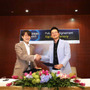 調印式の模様。ゲームポット代表取締役・植田修平氏（右）、L＆K社CEO・Nam Teak Won氏（左）