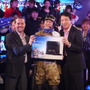 【PS4発売特集】日本購入者第1号はネコミさん ― SCE社長が本体を手渡し