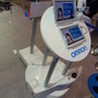 顔センシング技術「OKAO Vision」と組み合わせ、人をアシストする搬送ロボット。ベース部のAGVはサイバーダインの製品。OKAO Visionで、来場者の性別を判断する