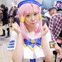 【レポート】「コミケ89」企業ブースのコスプレイヤー写真を一挙130枚！胸元の空いたコスプレイヤーも