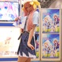 【レポート】「コミケ89」企業ブースのコスプレイヤー写真を一挙130枚！胸元の空いたコスプレイヤーも