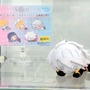 大英雄なのに可愛い！『FGO』の“カルナ”が「そいねっころん」とコラボ─AGF2018でサンプルを展示