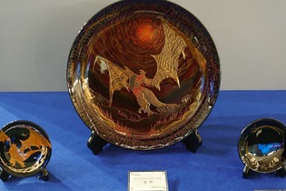 『FF14』×「輪島塗」コラボ蒔絵飾皿の実物を、東京ファンフェスで発見！作りこまれた装飾が大迫力でカッコいい 画像