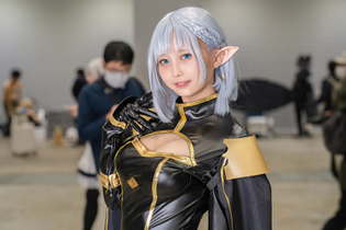 【コスプレ】漆黒のスーツで際立つ抜群のプロポーション！はにかむ笑顔も可愛い「陰実」ベータのコスプレイヤーに注目【写真10枚】 画像