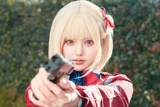 【コスプレ】「リコリコ」千束の真っ直ぐな瞳と動きあるポーズで臨場感を作り出す！美女レイヤーに注目【写真9枚】 画像