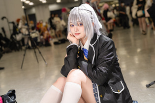 【コスプレ】「にじさんじ」樋口楓の笑顔が可愛い！スカートから伸びた美脚が際立つ抜群のスタイルにも注目【写真9枚】 画像