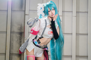 【コスプレ】レーシングミクを完全三次元化した美女レイヤーのスタイルがやばい！スレンダーなくびれと美脚に見惚れてしまう【写真9枚】 画像