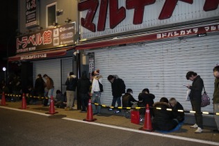 PlayStation Vita発売直前！新宿では早朝より行列発生 画像