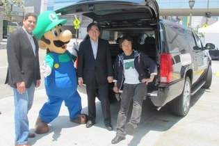 【E3 2013】岩田社長＆宮本茂氏がロサンゼルスに到着 ― 今年はルイージも出迎え 画像