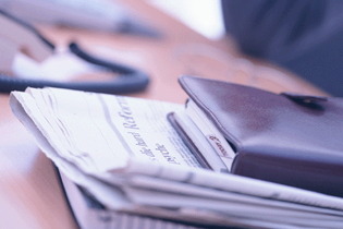 アナログトゥエルヴがガラケーの有料サービスをスマホへ引き継ぐサービスを開始、ディスコが半導体機器売買をネットで可能に ― 朝刊チェック(8/26) 画像