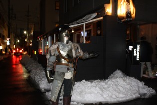 鎧の騎士がオープンカーでお出迎え！？『ダークソウル2』完成発表会レポ ― WEB連動サービスや「麒麟」によるデモプレイ、桜庭統の生ライブなど 画像