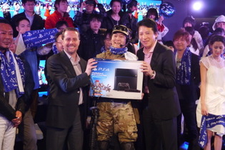 PS4が日本でも発売スタート ― 秋葉原には70名以上が集結、国内購入者第1号はネコミさん ― SCE社長が本体を手渡し、日本版PS4を開封し海外版と比較、など…昨日のまとめ(2/22) 画像