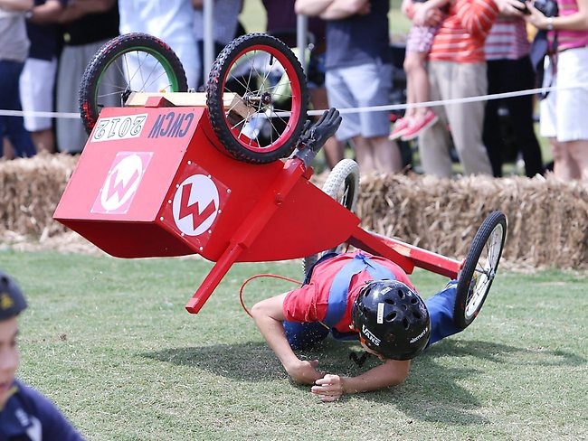 カートコンテストに自作のマリオカートで出場した少年、ゴール時に転倒して鎖骨を骨折