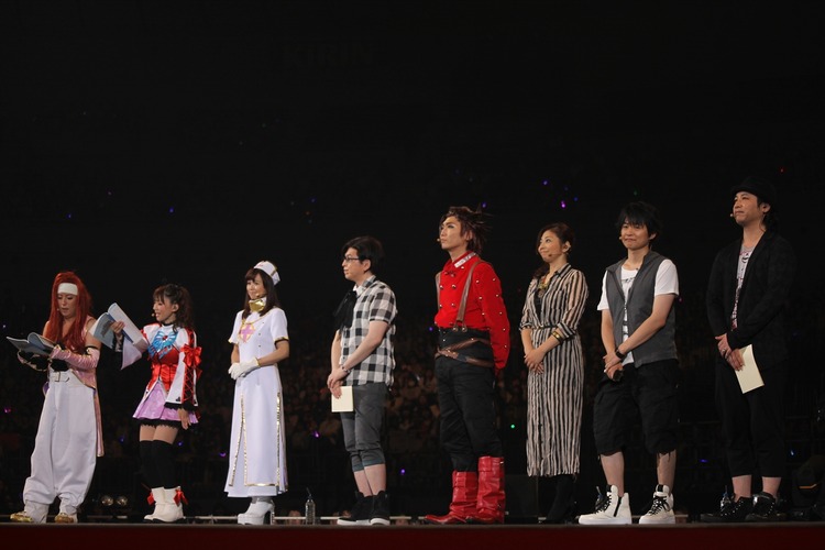 中央のステージに一同が集合する