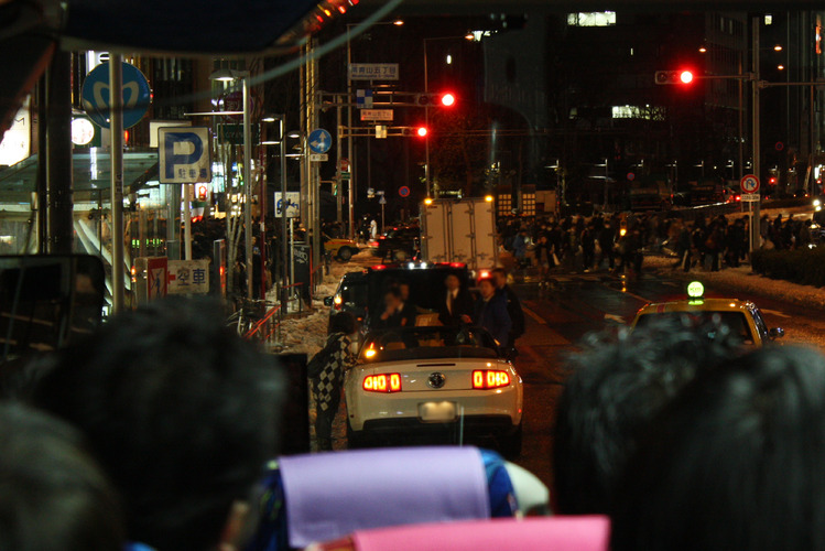 オープンカーには鎧の騎士の姿が…！！