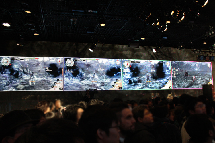 側面のスクリーンには4人のモニタが映し出されます