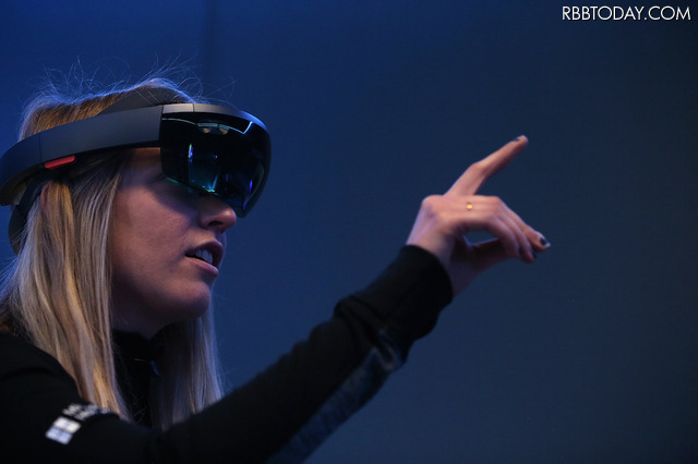 Microsoftのヘッドマウントディスプレイ「HoloLens」（c）Getty Images