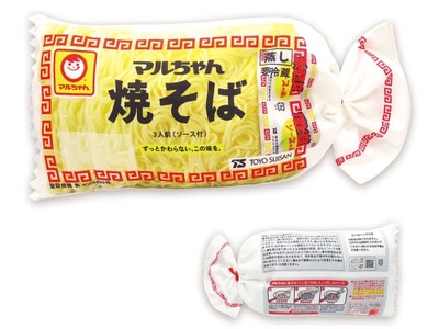 麺の如く“もちもち”な「マルちゃん焼そば」グッズが、プライズ景品に！実物の3倍尺ある「マルちゃん焼そばクッション」など 画像