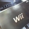 新色Wii(クロ)のパッケージがショップ店頭に並び始める
