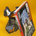『九龍妖魔學園紀 OOA』限定版のスマホスタンドに、今井秋芳作品を立てかけてみた！ 皆守甲太郎は、PS『外法帖』限定版を支えられるのか？