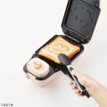『コウペンちゃん』が超キュートなマルチサンドメーカーに！ホットサンドやミニケーキが上手に焼けて、えら～い