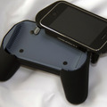 ゲームが楽しく便利になる？iPhone/iPod touch用ゲームコントローラー型アダプター