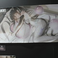 どこを見ても目を奪われる…！『アトリエ』シリーズ『DOAXVV』『NIKKE』の妖艶タペストリーなど―魅力的な物販ブースレポ【TGS2025】