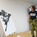 『MGS』のアートディレクター新川洋司による展示会が開催中、初日から多くのファンが駆けつける