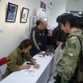 『MGS』のアートディレクター新川洋司による展示会が開催中、初日から多くのファンが駆けつける