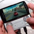 スライド部を開くと、PSP goにも似たゲーム用コントローラーが登場 スライド部を開くと、PSP goにも似たゲーム用コントローラーが登場