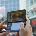【E3 2011】閉幕後の会場前、みんなで3DSの画面を覗き込んで・・・ 