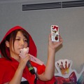 白雪姫モデルオリジナルiPhoneケースを持つ坂入由記氏(広報主任)