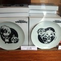 ルドガーとエルがデザインされたミート皿(各2,000円)