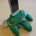 NINTENDO64コントローラー風iPhoneドック