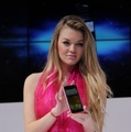 【MWC 2013】美人コンパニオンが紹介、ZTEの最新スマートフォン&タブレット