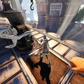 初代『BioShock』でお馴染みだったレンチに変わり、今作で近接攻撃に使用するのは移動手段でもあるスカイフック（画像では左手に装備）