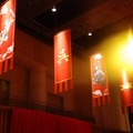 会場は三国志風に装飾され、会議を演出