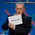東京開催決定をアナウンスするIOCのロゲ会長　(C) Getty Images