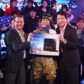 【PS4発売特集】日本購入者第1号はネコミさん ― SCE社長が本体を手渡し