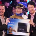 【PS4発売特集】日本購入者第1号はネコミさん ― SCE社長が本体を手渡し