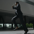 現実の巨人・和田アキ子さんが廊下を走る『進撃の巨人 -自由への咆哮-』のCM第2弾が全国オンエア