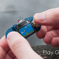 親指サイズ(25.8mm×25.0mm)の極小ディスプレイ「TinyScreen」は、ゲームもプレイ可能