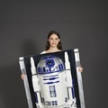 喋る等身大「R2-D2」フィギュアが約35,000円で予約開始、半立体型で人感センサー付き