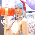 【レポート】「コミケ89」企業ブースのコスプレイヤー写真を一挙130枚！胸元の空いたコスプレイヤーも