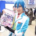 【レポート】「コミケ89」企業ブースのコスプレイヤー写真を一挙130枚！胸元の空いたコスプレイヤーも